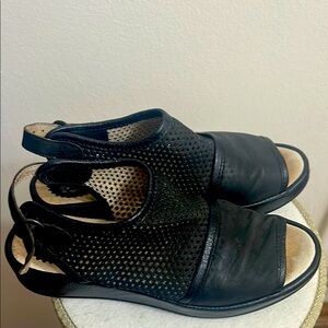 Fly London.Black Leather Women's Sandals
Size 37.Made in Portugal